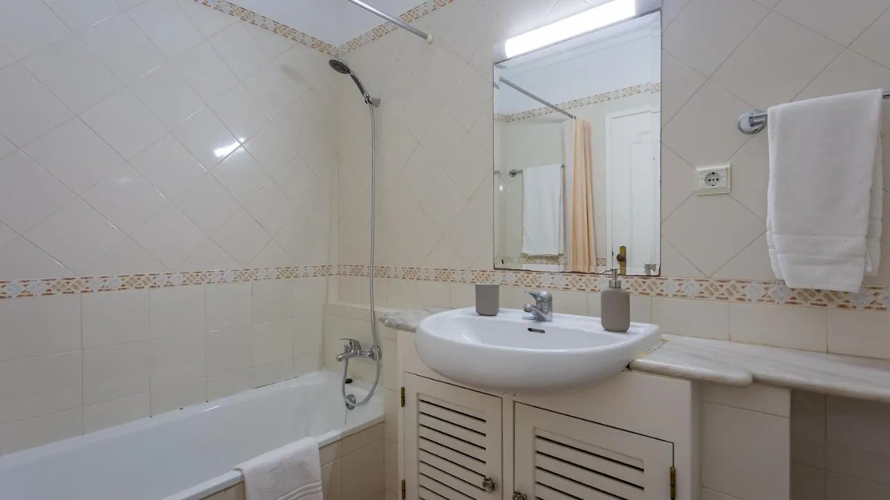 Sunny 1Bdr Apartment W/ Balcony & Pool In Portimao By Lovelystay